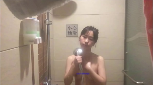2019最新流出趁妹子洗澡不在意偷拍精选对白非常有意思