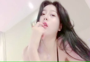 美胸嫩模揉奶撩骚