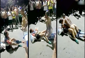 像是精神有问题的光头男JJ高高勃起被围观群众的起哄怂恿下直接露天打炮