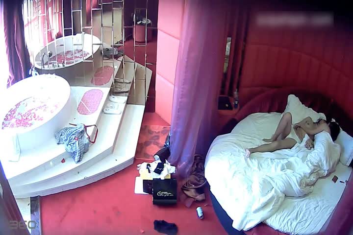 情趣酒店偷拍两个女同开房过生日，洗澡相互抚摸亲吻，还用手抠穴，手法很老练