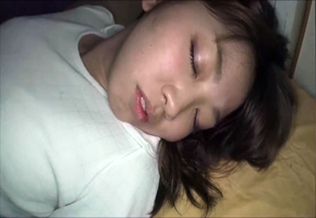 美乳姐姐享受大手的抚慰.mov