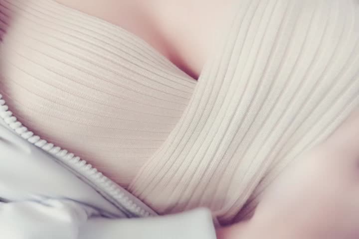 黑丝不穿内裤大胆在公交车后座自摸露出美乳