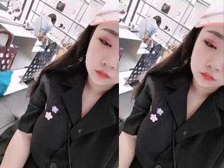 豪门气质大小姐逛商场竟然扒开衣服露出大奶.mp4