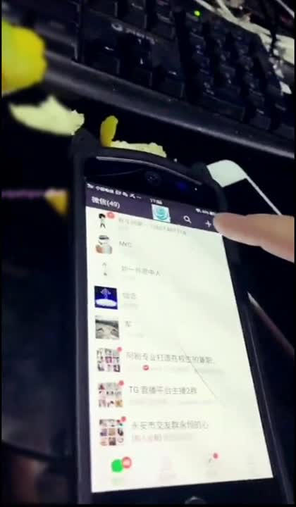 做生意玩直播两不误的大胆美腿漂亮少妇商铺内真空裸播露奶露逼无视身边的路人对白清晰