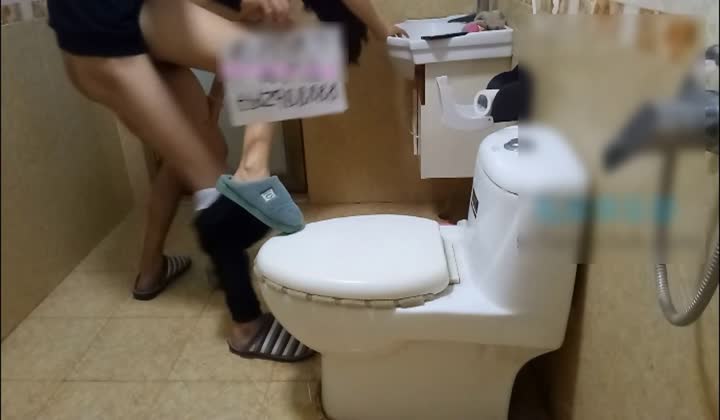 91ttdzq888第一部-趁表哥睡觉偷偷和漂亮表嫂在卫生间偷情,坐在马桶盖上操完又扶着门干,担心听见强忍着呻吟!