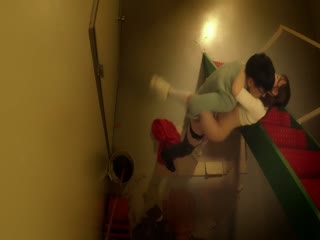 人妻找人装修房间，结果与装修工直接在楼梯上干起来了.mp4