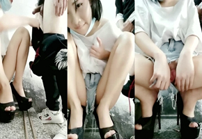 白衣美女主播户外勾引小淫男楼梯口为其口交直播.mp4