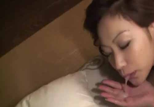 猥瑣大叔潛入三姐妹的房間、輪流操一遍二妹最漂亮被玩的時間最長