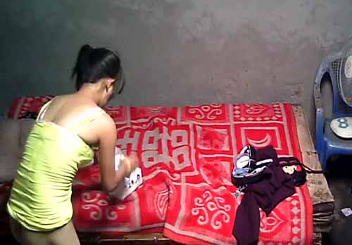 棚戶區站街女暗拍洗腳準備開草門被踹開隔壁一對完事的要過來觀摩妹子被嚇壞瞭