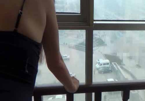 落地窗前無套後入猛操黑白雙珠爆乳美少婦 幹的豪乳一顫一顫 玩到床上兩個騷妞騷穴挨個操 狂操爆精內射