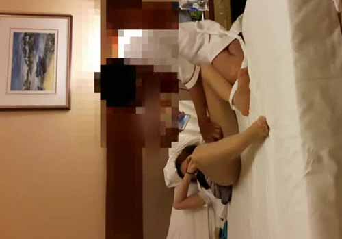 康先生幹上海南航19歲本地美女空姐第2部和炮友酒店輪流操美女肉色絲襪幹完換黑絲襪繼續幹絲襪被撕的都不成樣子瞭！國語