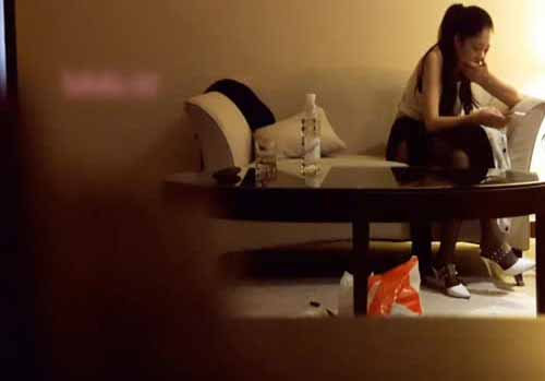 康先生江蘇酒店爆操高顏值性感黑絲大長腿美女魔鬼身材翹臀爆乳沒太誘惑在沙發上撕破黑絲直接開操最後在茶幾上內射她!國語