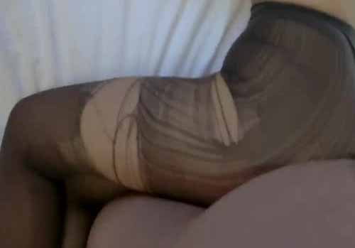 豪哥酒店操極品黑絲模特女友無水印高清第一部，黑絲嫩足足交後撕破絲襪捆住手暴力插入射一屁股