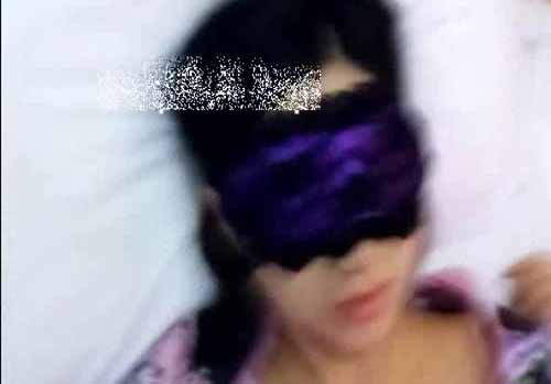 廣東小鮮肉微信約96肉絲情趣騷女神大戰美女不讓射B裡要求射絲襪美腿上感覺不過癮非要操她美女大叫：不要哥哥不要.最終被內射！