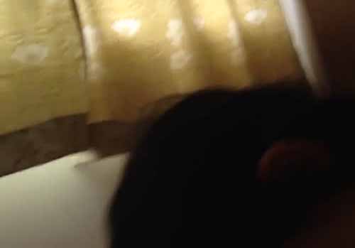 第一眼看上去就知道是漂亮騷貨 嘴不停的吃雞巴 吃得硬邦邦瞭 就叫炮友快點插進來