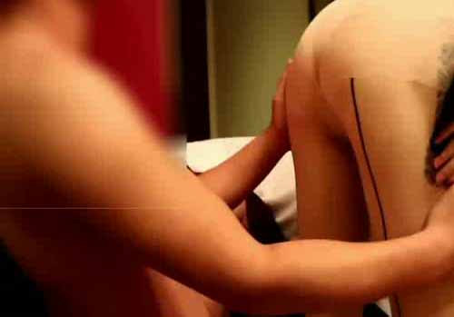 貴陽夫妻廣州約91網友酒後玩3P美女說：你雞雞大的我怕上次幹的我痛瞭一個多星期快點操我小騷B！輪流操的小騷B直噴水！對白淫蕩