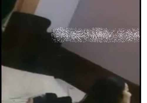 白富美漂亮美女和朋友一起健身時被教練的肌肉深深吸引住結束後直接到酒店開房沒想到朋友竟然在偷拍！