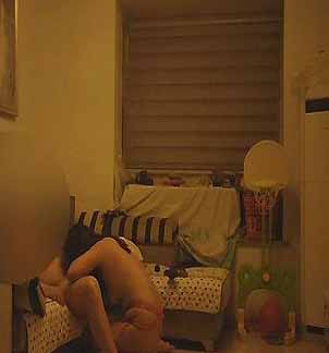 對白淫蕩單位騷女同事老公出差上她傢約炮看著她倆的結婚照有些內疚