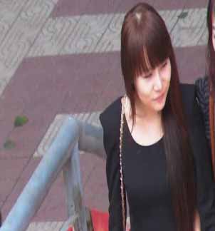 高清跟拍美艷少婦如廁小穴都看的非常清楚2