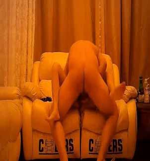 倉本C仔把正在吃飯的小美女拉到沙發上又用招牌動作爆操幹的真猛聽聲音最後好像快哭瞭一般人真受不瞭！