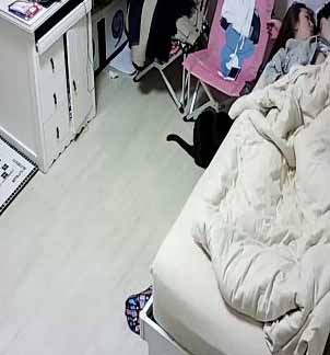 黑客破解傢庭攝像頭監控喜歡用老婆化樁品的花美男和逼毛非常性感的媳婦啪啪