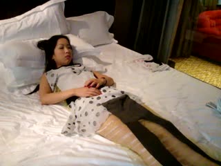 友財哥吃宵夜灌醉新泡的商場售貨員女友給她拍惡搞冰戀的行為藝術照720P清晰無水印