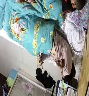 傢庭網絡攝像頭監控TP騷媽把孩子哄睡後玩手機視頻對著自己的逼和奶子給對方擼管