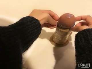 微博紅人飼育系少女X公共衛生間露出自拍收費視頻4V 開襠肉絲玩假屌自慰無毛逼2