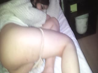 女神級的美女被人灌醉在酒店房間掰穴拍逼留念