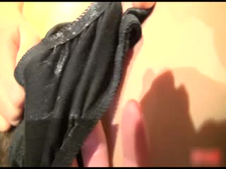 極品女神穿著長襪內褲直接在沙發上搞內褲粘滿淫水