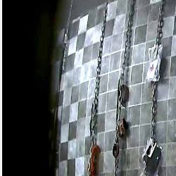 這是啥主題酒店啊有炮機鐵鏈單眼皮小胖和制服女友看著動作片啪啪