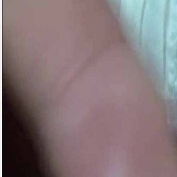 真會玩兒 妹子們熟睡後悄悄掀開被子扒下內褲掰開陰唇看BB狀態720P高清