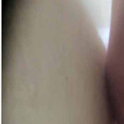 網絡紅人奶神藍美媛VIP收費視頻之飄窗前自慰飄出好多粘稠物