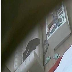 鐘點房情趣大圓床水滴攝像頭TP樣子很淫騷的眼鏡妹說逼很癢讓快點貌似還沒爽夠這男的就射瞭