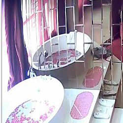 情趣酒店水滴攝像頭監控偷拍兩個女同開房磨豆腐看地上的奢侈品兩個應該傢境不錯