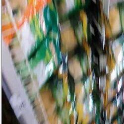 偷拍超市購物四個可人美女 性感內內讓人心癢騷動