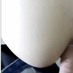 雞年國外視頻網站很火外貌非常淫騷的華裔美眉辦公室被洋屌內射大屁股