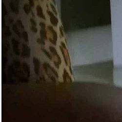 對白淫蕩的母子亂倫媽媽漏臉瞭趴著健身球啪啪高清無水