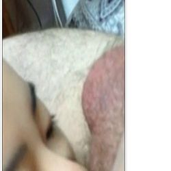 微信上認識的97年清純小美女.脫掉內褲發現原來是極品無毛B.沒忍住射瞭她一臉！