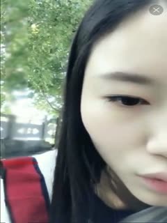 外表清纯白嫩长发重庆美女主播肉丝短裙户外真空直播无视路人边走边秀大胆露逼