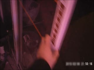 寒冷冬夜城中村嫖妓相中个刚才外面回来200元的大波妹子