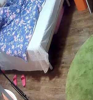 水滴偷拍沒穿衣服的小媳婦突然發現傢裡的攝像頭被人偷開瞭