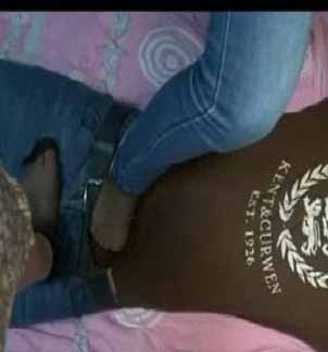 找瞭2個大學生雞牛仔褲黑絲襪雞巴被玩廢瞭