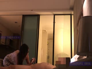 酒店约炮奶子很漂亮的维族混血高级小姐 穿着黑丝晚礼服啪啪