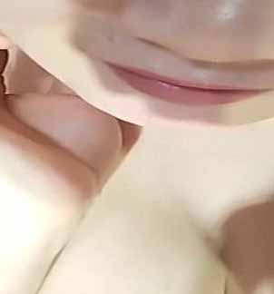 難怪最近藥房的風油精賣斷市瞭，大奶萌顏主播琪琪電鉆不過癮給陰蒂來點風油精