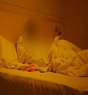 周末約炮君子蘭美容院老板娘酒店開房穿著黑絲粉紅情趣內衣草