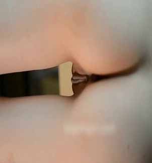 噴血推薦剛刮完逼毛的高素質外圍女賓館私拍逼逼又小又嫩