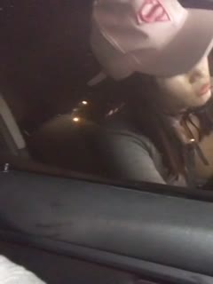 媚心主播下雨天駕車到野外打著傘紫薇誘惑大秀 普通話