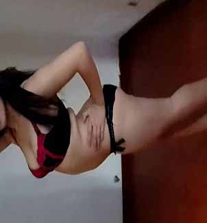 海天盛宴鄰傢女孩國模美美打著手機私拍