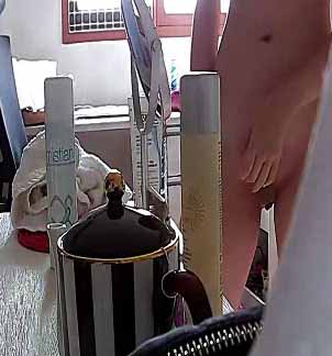 黑客破解攝像頭遠程遙控偷拍奶子整得很漂亮的美眉洗澡出來搽護膚品